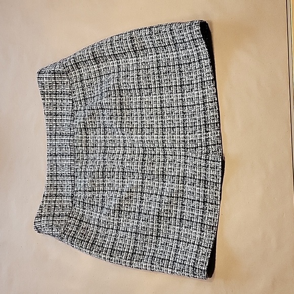 The Limited Size 4 Black White Tweed Mini Skirt, Lined, Gently Used Condition. - Picture 2 of 11
